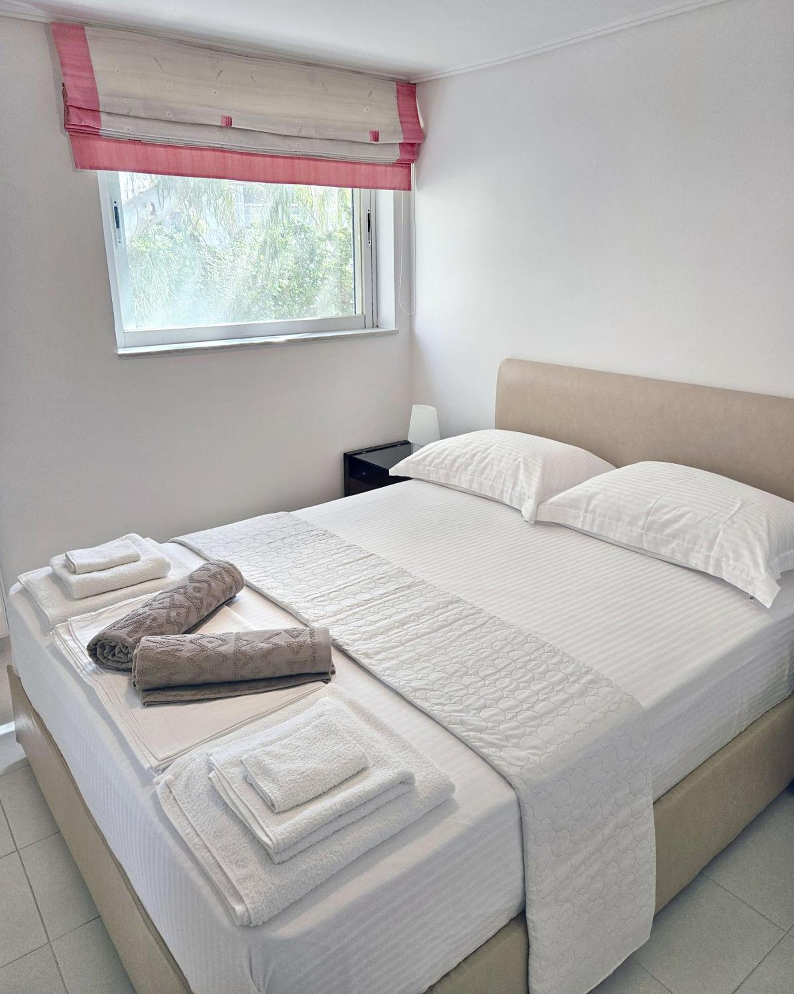 Lagonisi Beach House Kalivia Thorikou Rum bild