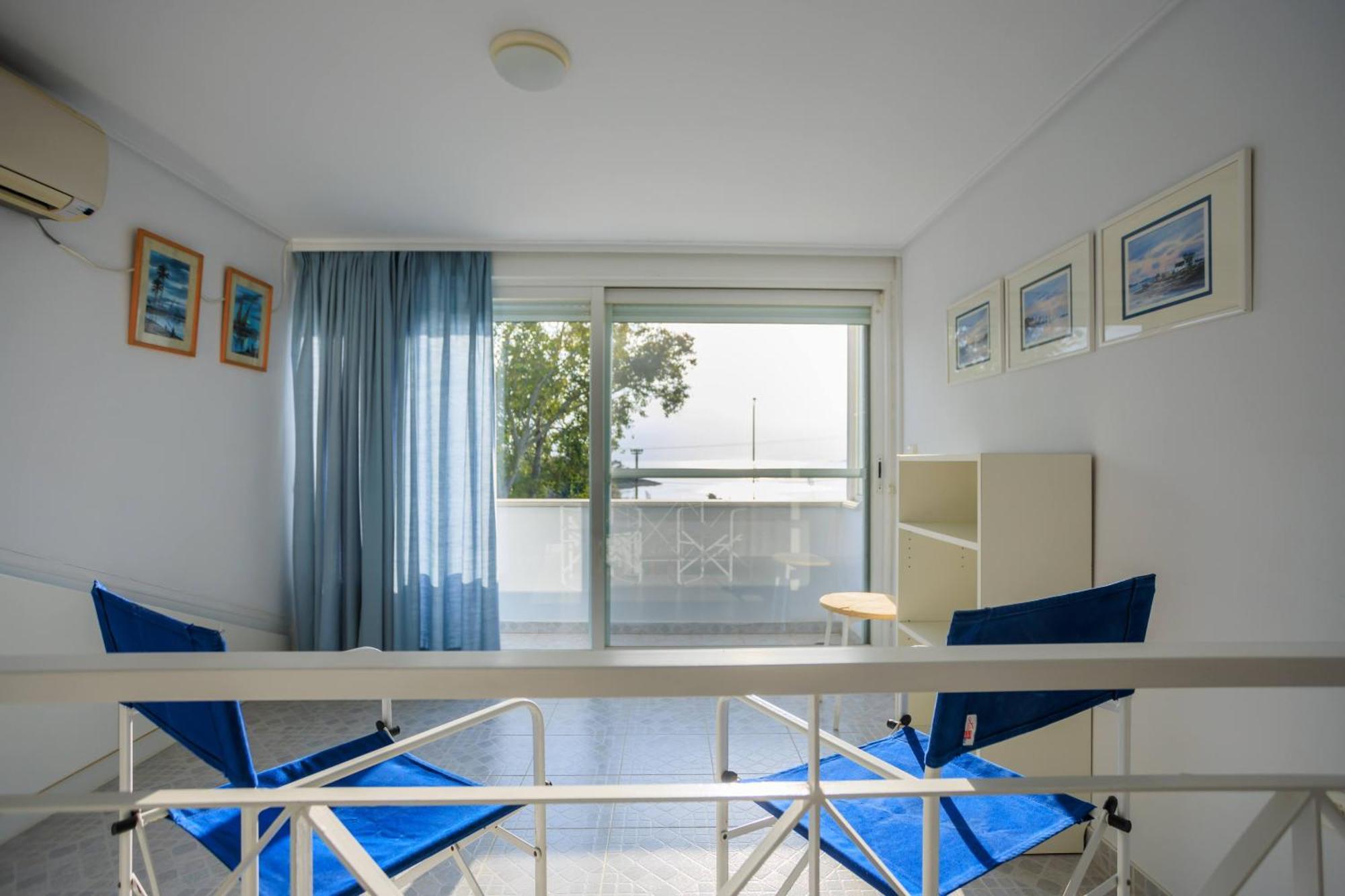 Lagonisi Beach House Kalivia Thorikou Rum bild